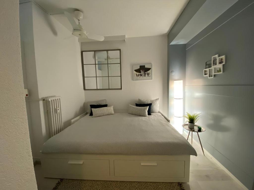 Luganersee, Pool, Strand, Parkplatz, Suite Bissone Exterior photo